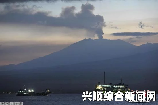 印尼火山喷发引发紧急响应，三大机场关闭，约二十万周边居民撤离