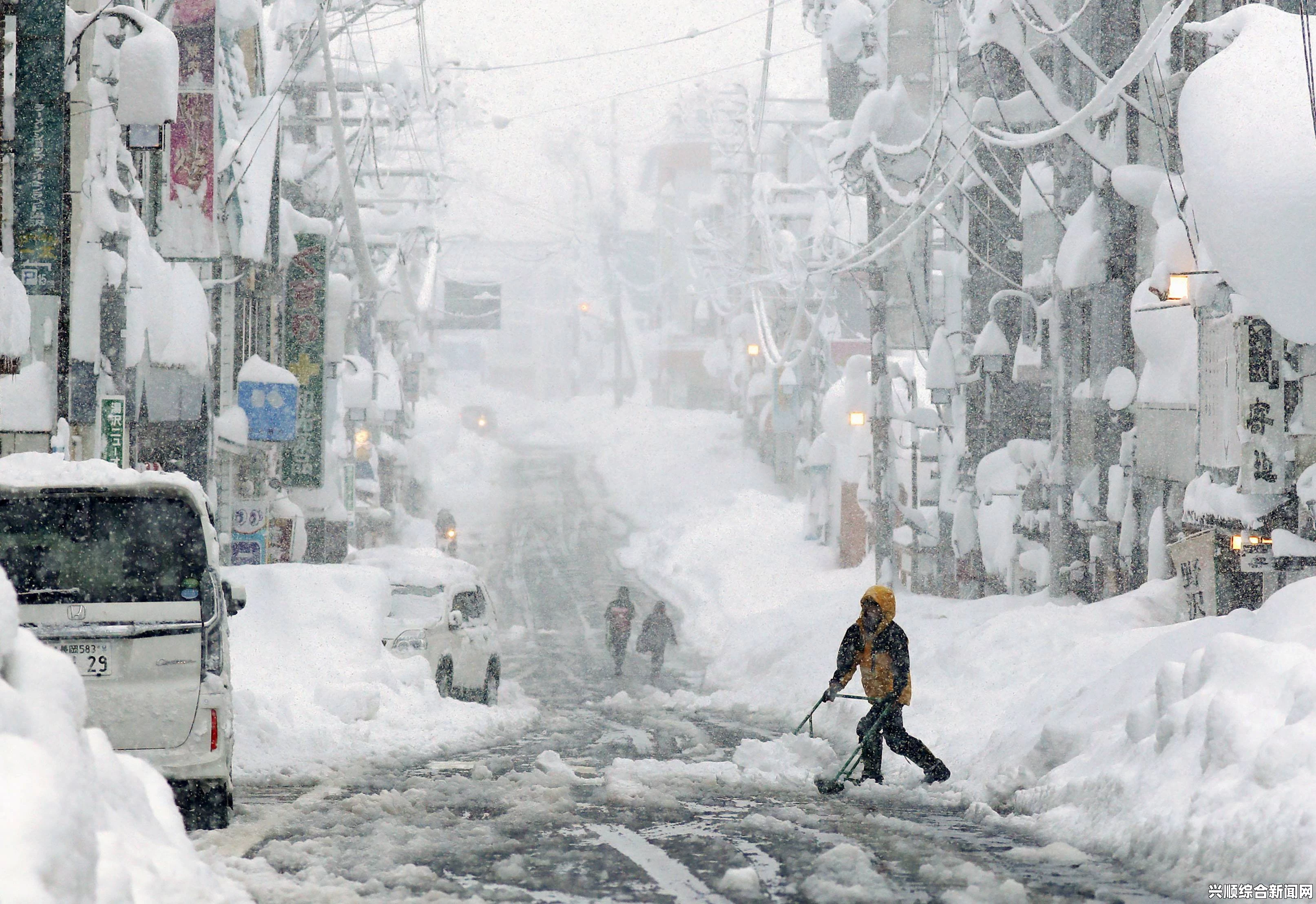 日本关东地区积雪严重，道路封死，居民陷入孤立窘境