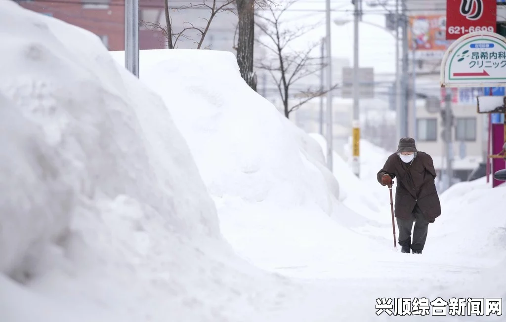 日本关东地区积雪严重，道路封死，居民陷入孤立窘境