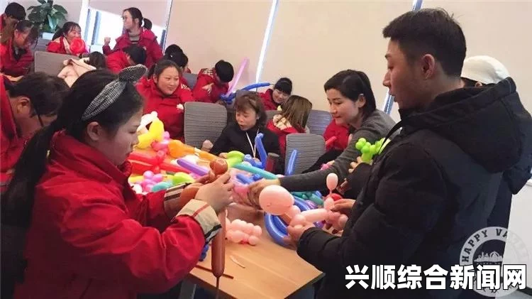 金正恩视察工厂，手挽干部手臂，微笑展现好心情