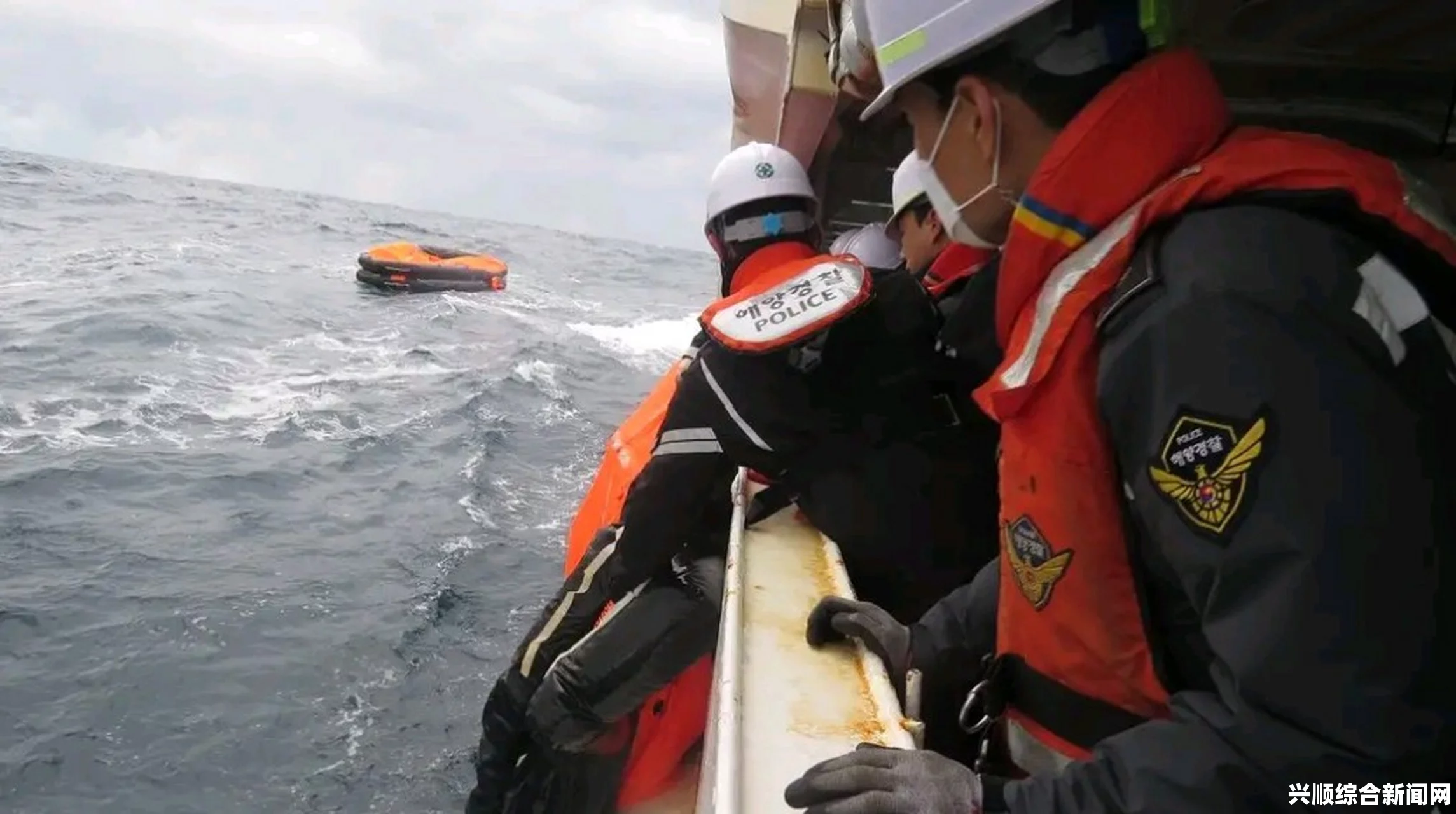 日本近海两货船相撞引发紧急救援行动，中国船员生死救援进行时