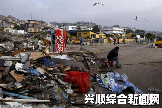 秘鲁沿海民众紧急疏散应对智利地震引发的海啸威胁
