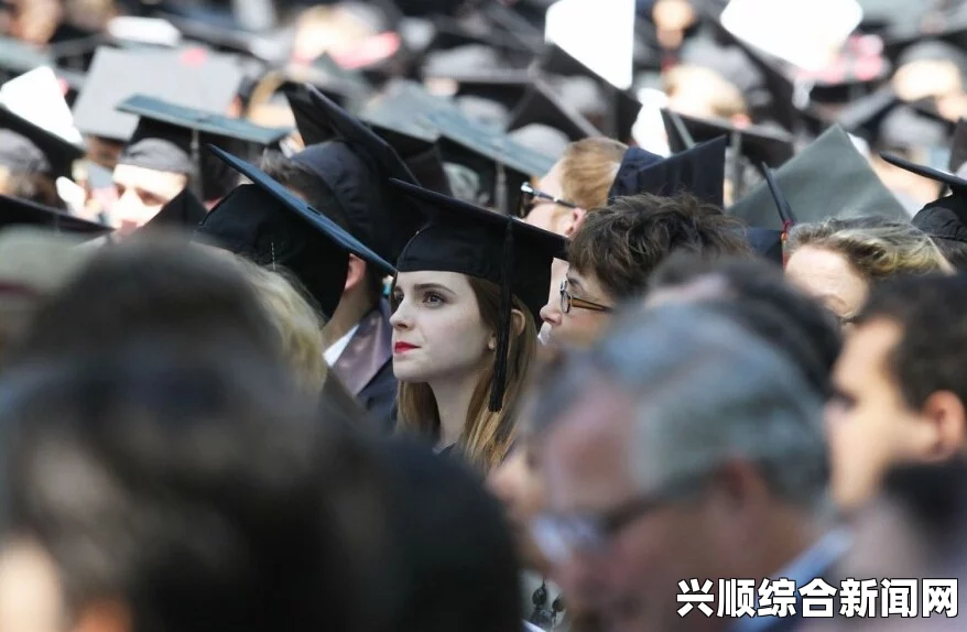 哈利波特女主角演员艾玛大学毕业，晒学士服照片，荣耀时刻记录成长之路