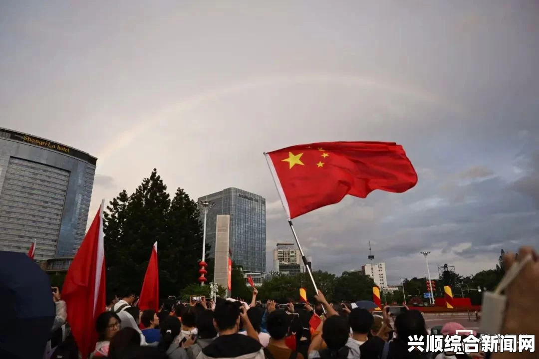 中国7000人旅行团在美国唱国歌升五星红旗