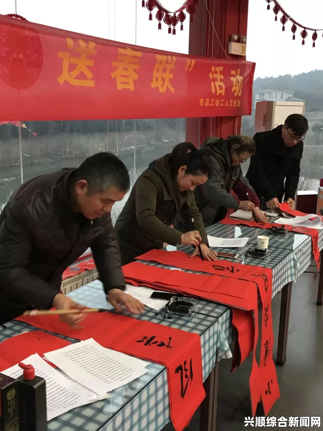 张志军代表赠漆器给鹿港天后宫—文化交流的盛事