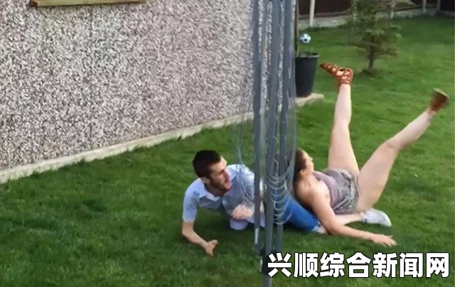 英国一男子脚踏两只船，引发情感风暴，两女友挂条幅宣布分手
