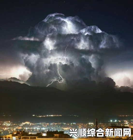 摄影师捕捉撒丁岛的雷雨，瞬间震撼，如核弹爆炸一般（图）