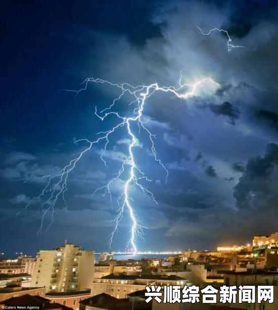 摄影师捕捉撒丁岛的雷雨，瞬间震撼，如核弹爆炸一般（图）