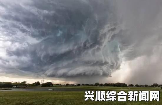摄影师捕捉撒丁岛的雷雨，瞬间震撼，如核弹爆炸一般（图）