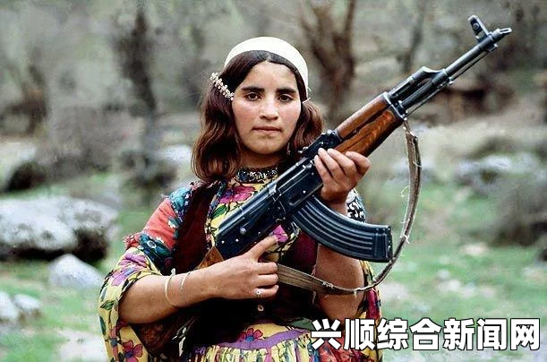 英国女子社交网站发布儿子手持AK47步枪照片引发广泛热议