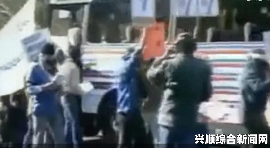 英国两女警赴化妆舞会遭遇劫匪，英勇制服歹徒的卡通瞬间（图）