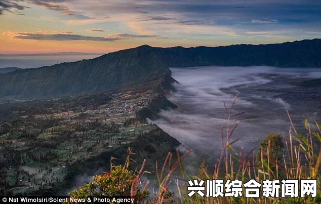 印尼婆罗摩火山顶云雾缭绕，宛若仙境