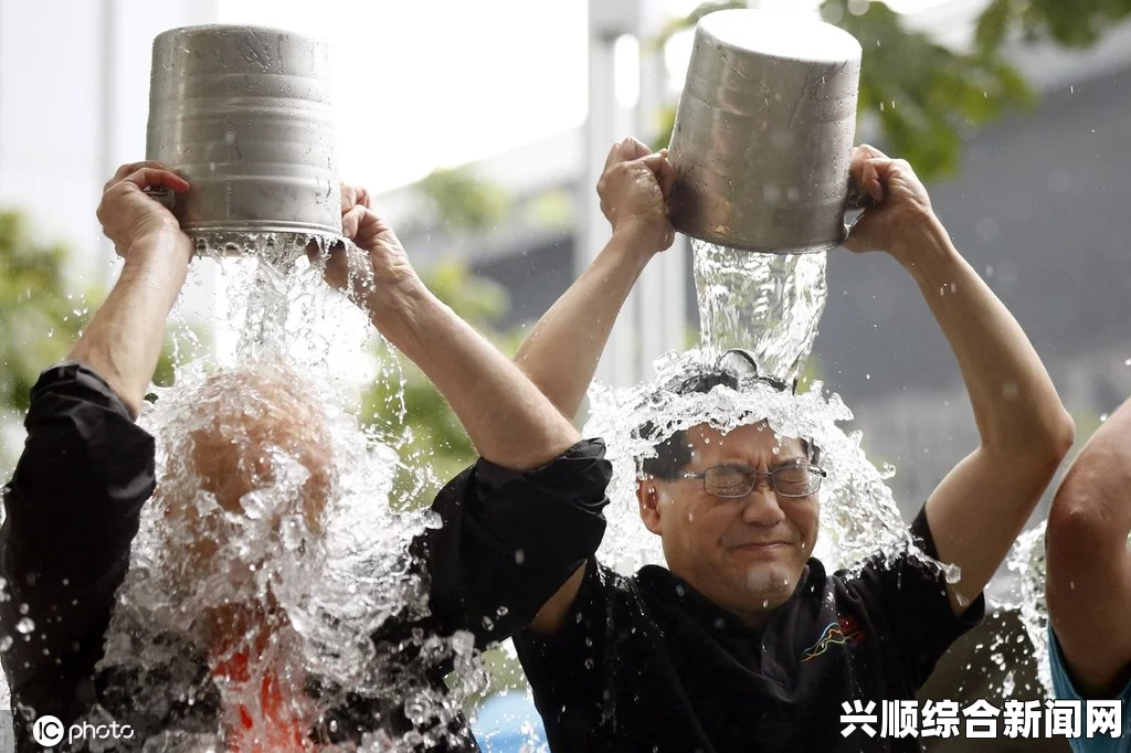 比尔盖茨参与冰桶挑战，创意自拍助力募捐救助病患行动