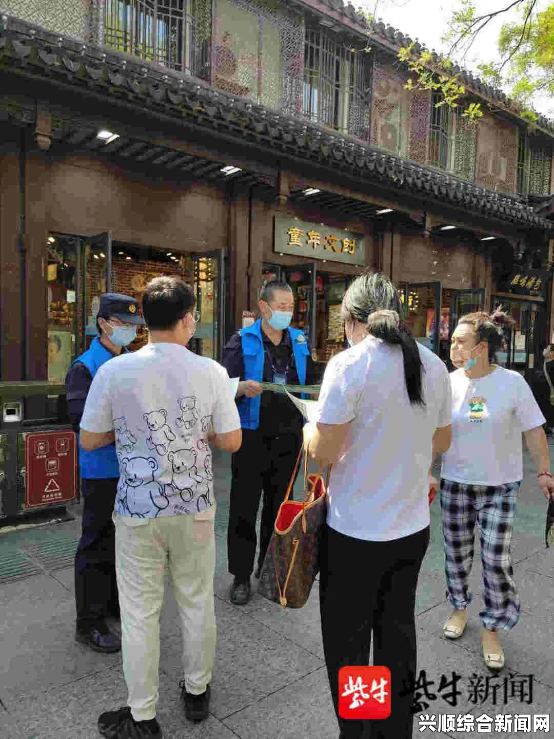 男主播在夫子庙直播违规被城管抬走，现场秩序与法规执行的较量