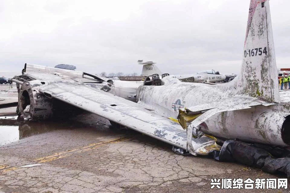 美国强风致战斗机遭殃，一架被吹翻压坏另一架受损（图）